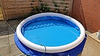 Der erste Pool im Aufbau.